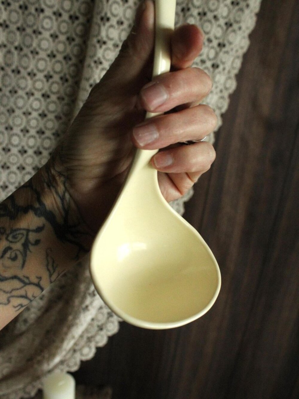 Vintage 1970s Large Serving Spoon, Cream Melamine Ware, Made in Taiwan - Picture 4 of 10